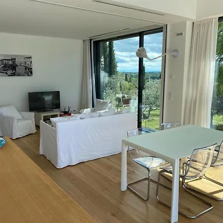 Emma Lazise. Astonishing View Villa